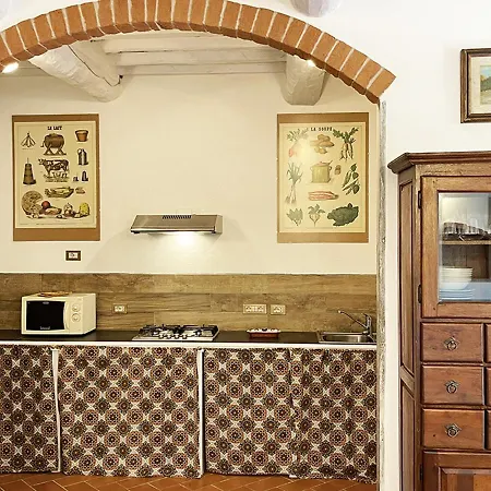 Con Piscina E Giardino A *