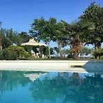 Con Piscina E Giardino A *