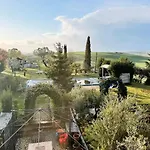 Con Piscina E Giardino A