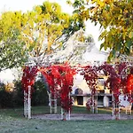 Con Piscina E Giardino A *