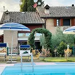 Con Piscina E Giardino A