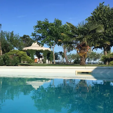 Con Piscina E Giardino A *