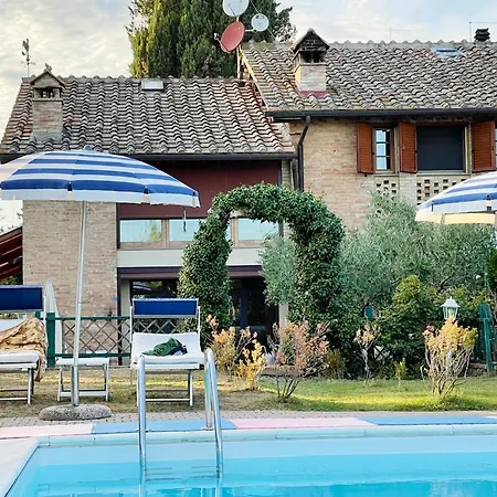 Con Piscina E Giardino A
