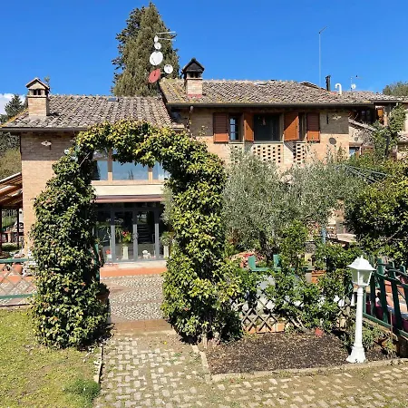 Con Piscina E Giardino A