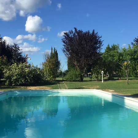 Con Piscina E Giardino A דירה סיינה