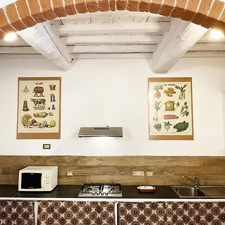 Con Piscina E Giardino A