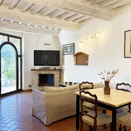 Con Piscina E Giardino A *