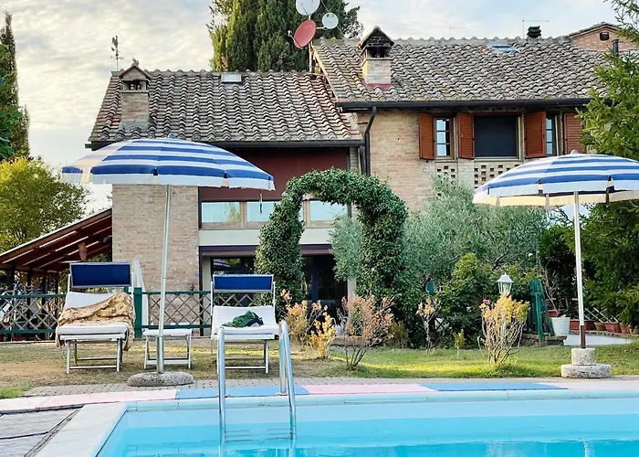 Con Piscina E Giardino A