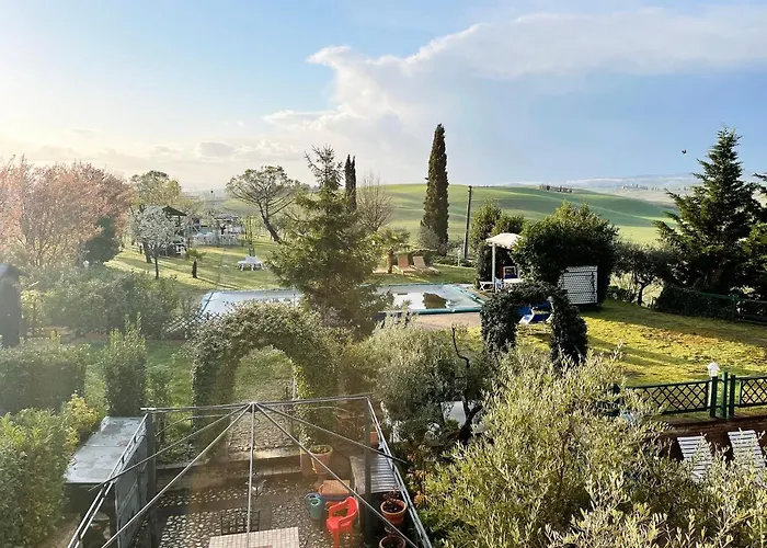 Con Piscina E Giardino A