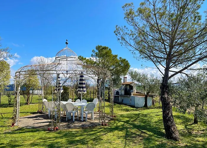 Apartment Con Piscina E Giardino A *