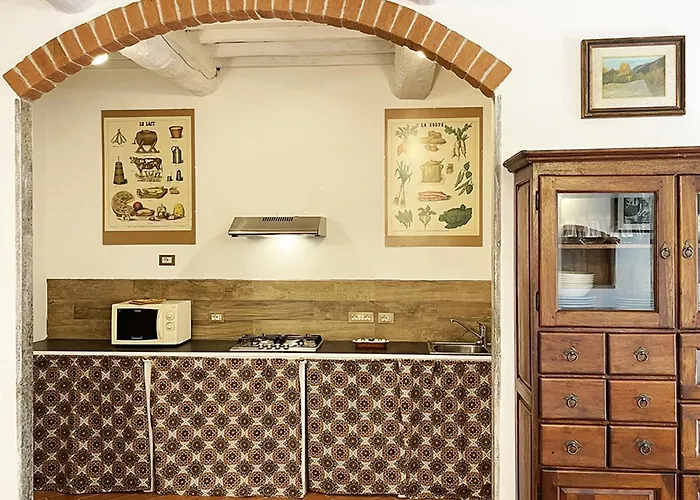 Con Piscina E Giardino A *