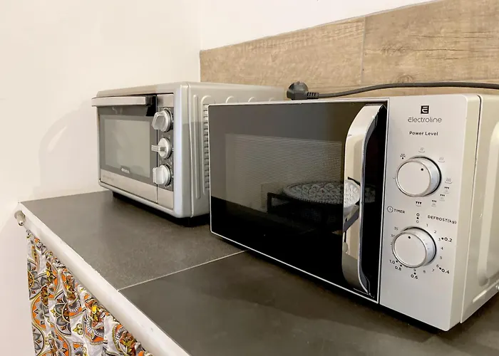 Con Piscina E Giardino A