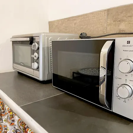 Con Piscina E Giardino A