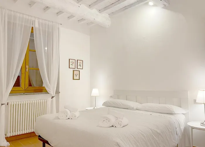 Con Piscina E Giardino A شقة