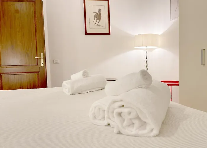 Con Piscina E Giardino A سيينا